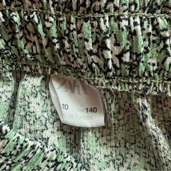 Zara Kids Green & White Textured Floral Skirt / Skort {10} - Picture 2 of 4